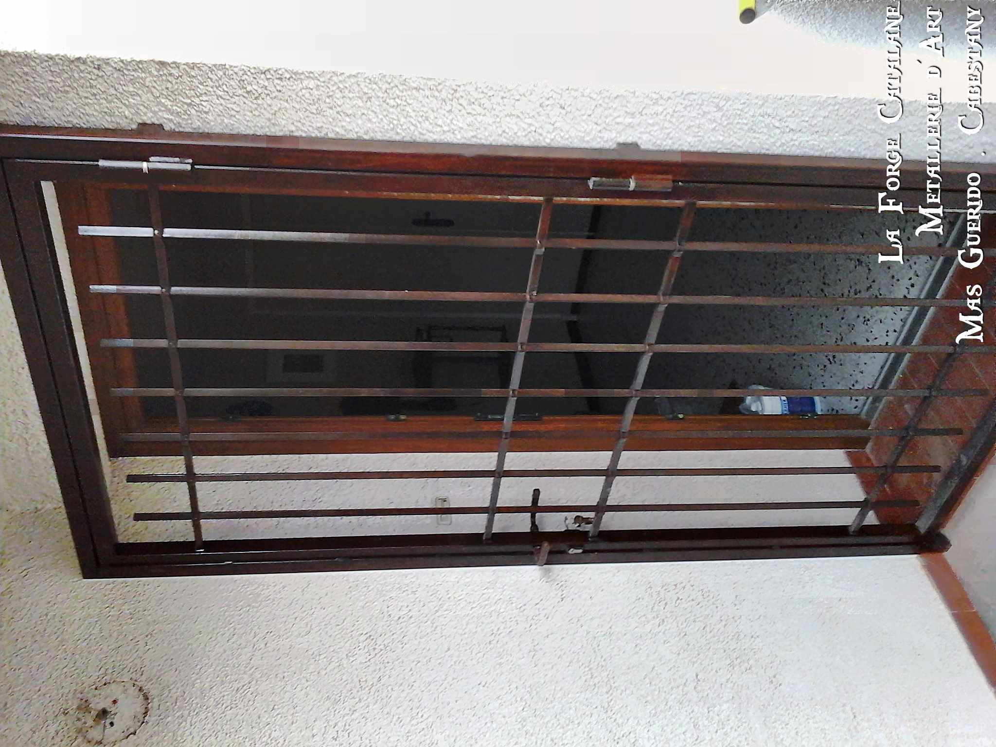 grille articulee 1 vantail finition rouille vernis motif typique forge catalane 2.jpg